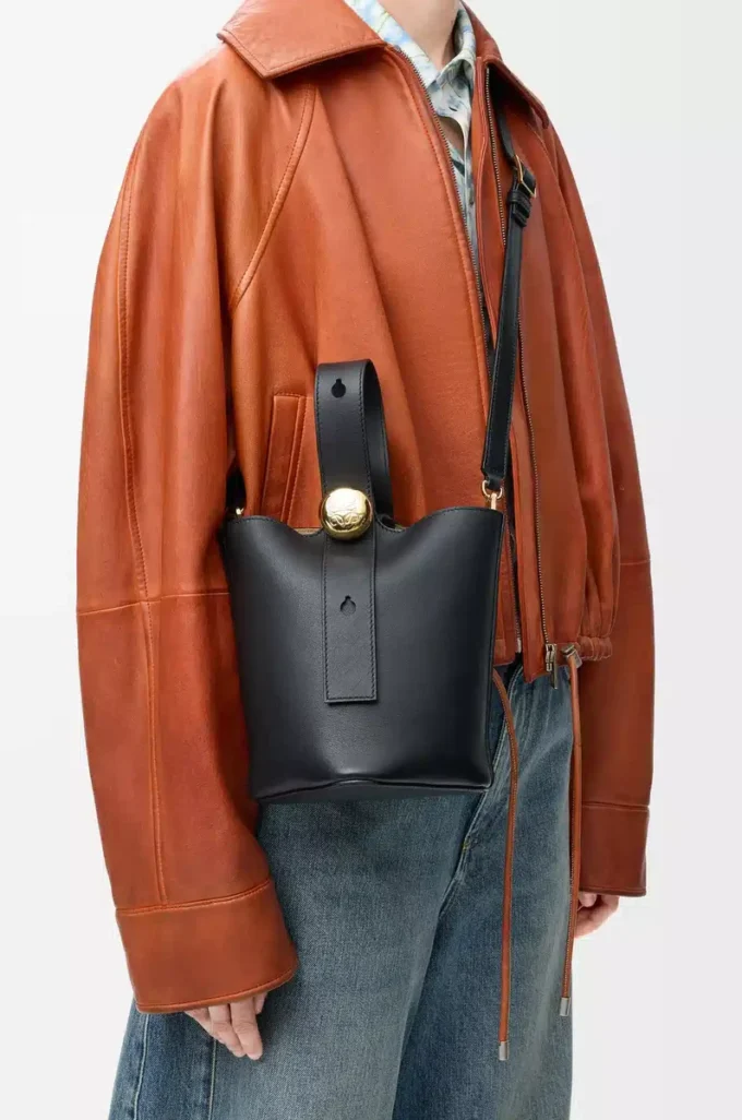 Mini sac seau Pebble en cuir de veau lisse noir Mini sac seau Pebble en cuir de veau lisse noir