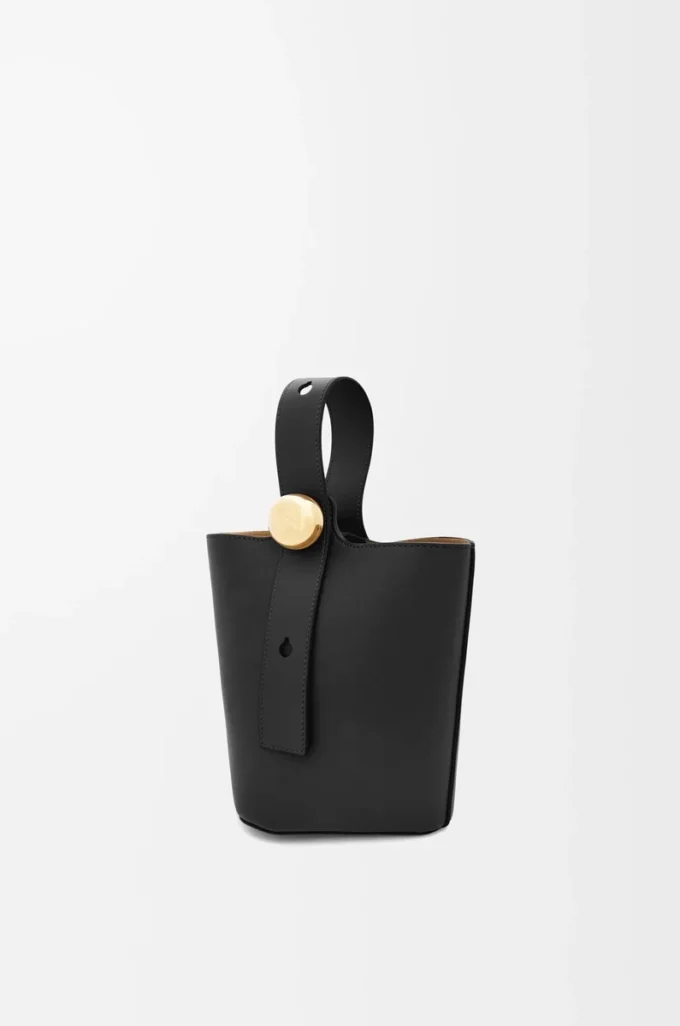 Mini sac seau Pebble en cuir de veau lisse noir Mini sac seau Pebble en cuir de veau lisse noir