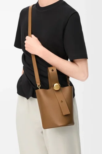 Mini sac seau Pebble en cuir de veau lisse Oak