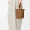 Mini sac seau Pebble en cuir de veau lisse Oak Mini sac seau Pebble en cuir de veau lisse Oak