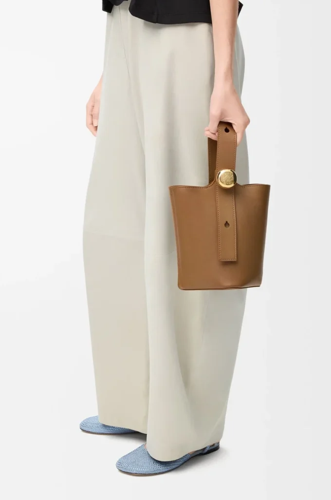 Mini sac seau Pebble en cuir de veau lisse Oak Mini sac seau Pebble en cuir de veau lisse Oak