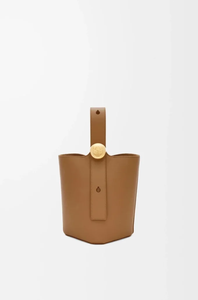 Mini sac seau Pebble en cuir de veau lisse Oak Mini sac seau Pebble en cuir de veau lisse Oak