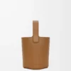 Mini sac seau Pebble en cuir de veau lisse Oak Mini sac seau Pebble en cuir de veau lisse Oak