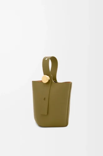 Mini sac seau Pebble en cuir de veau lisse Olive