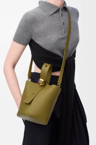Mini sac seau Pebble en cuir de veau lisse Olive