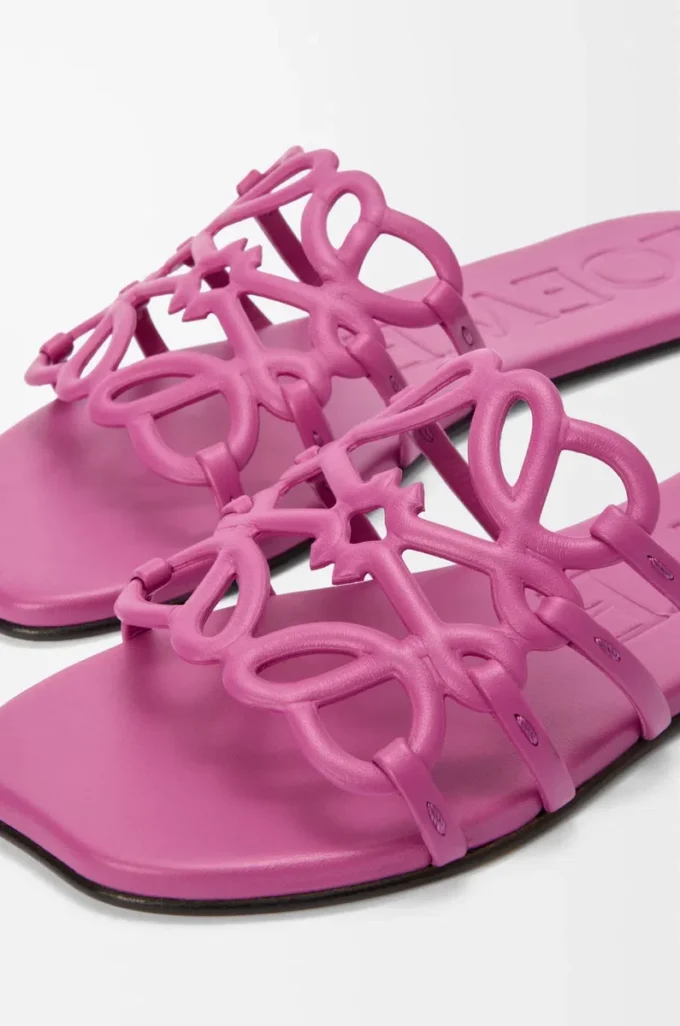 Mules Petal Anagram en cuir de veau souple fuchsia