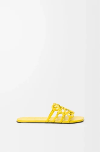 Mules Petal Anagram en cuir de veau souple jaune
