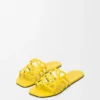 Mules Petal Anagram en cuir de veau souple jaune