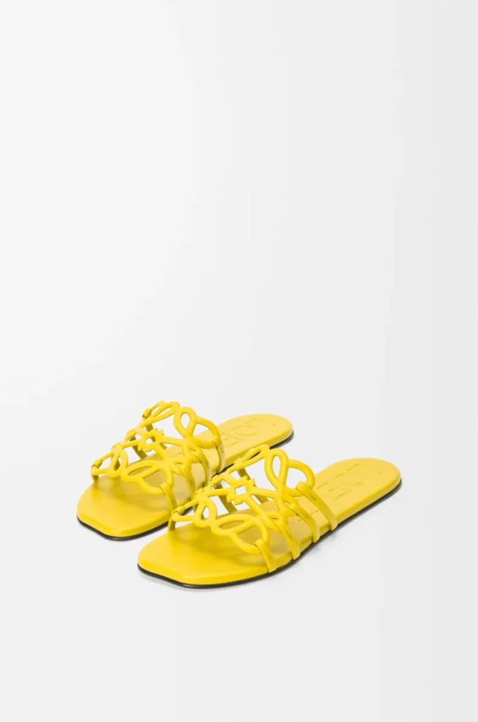 Mules Petal Anagram en cuir de veau souple jaune
