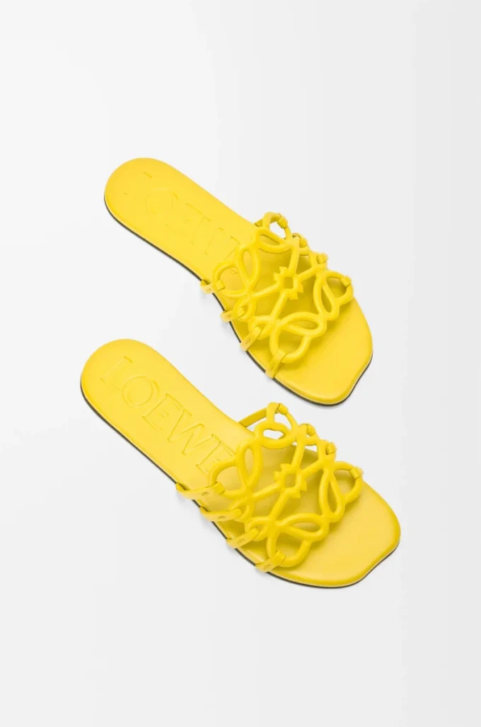 Mules Petal Anagram en cuir de veau souple jaune