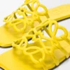 Mules Petal Anagram en cuir de veau souple jaune