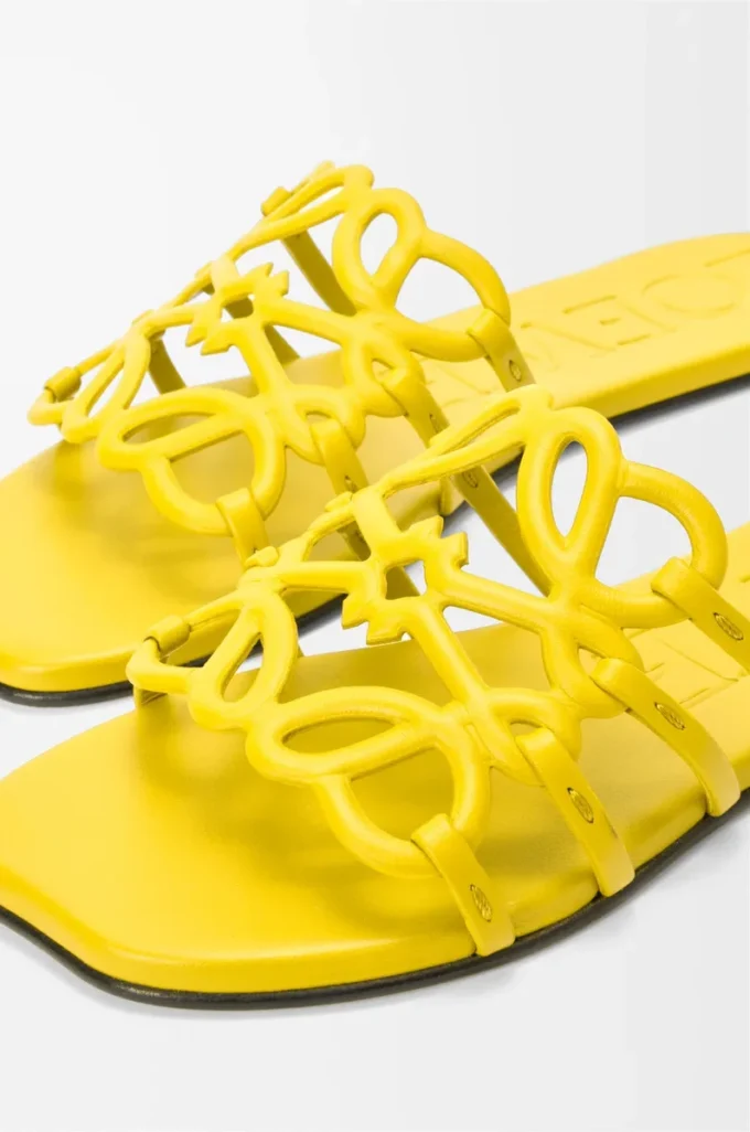 Mules Petal Anagram en cuir de veau souple jaune