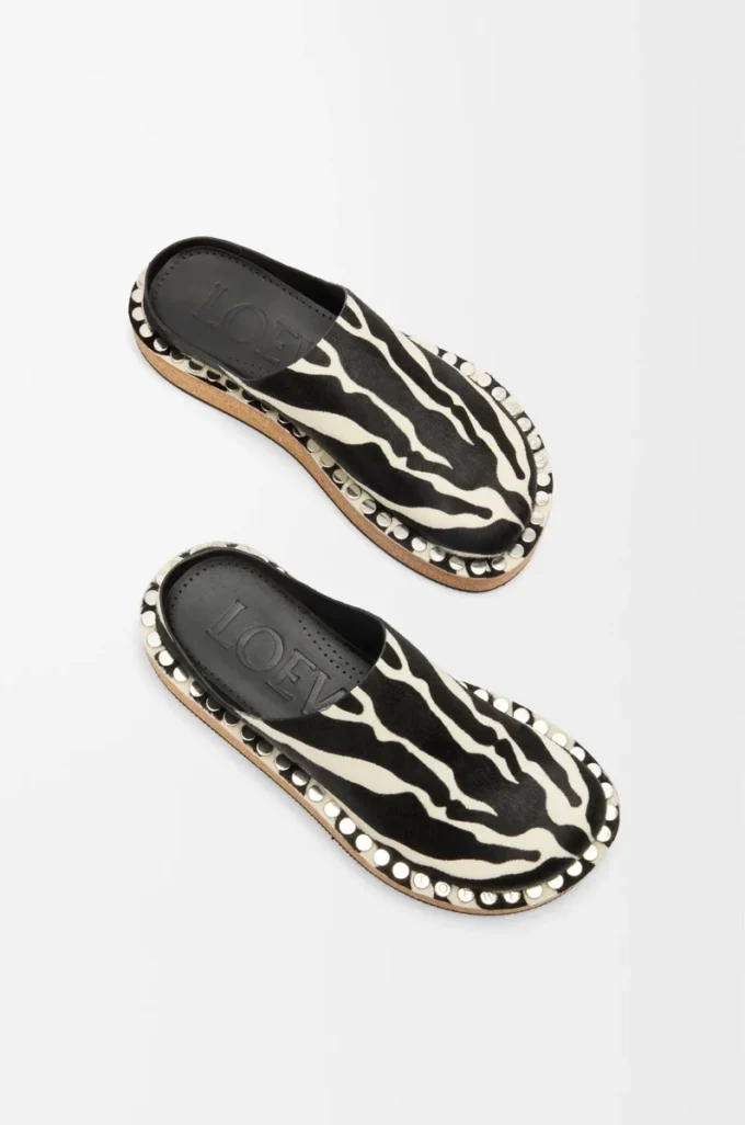 Mules à rivets en cuir de veau velours Noir/Blanc