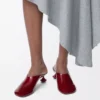 Mules Toy en cuir d&rsquo;agneau verni souple rouge foncé