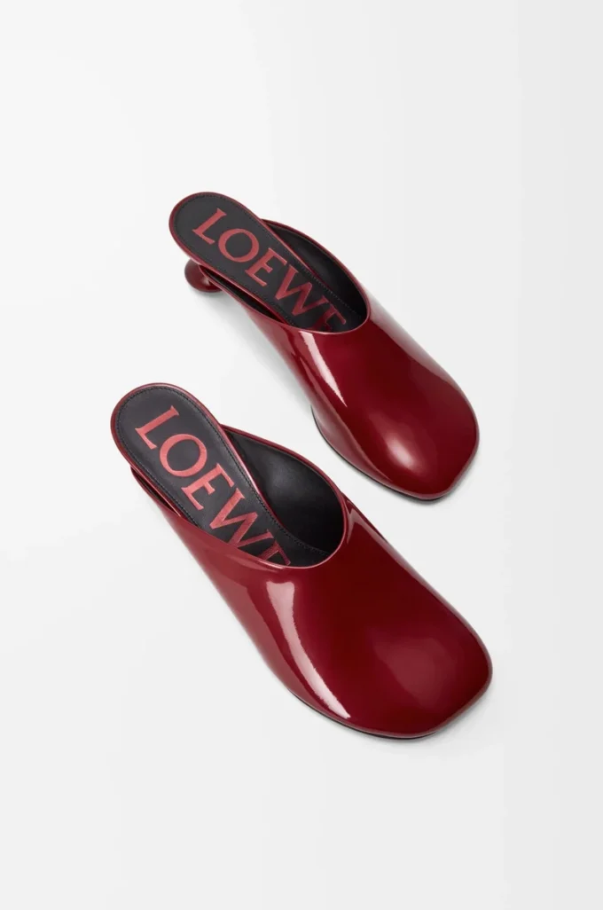 Mules Toy en cuir d&rsquo;agneau verni souple rouge foncé