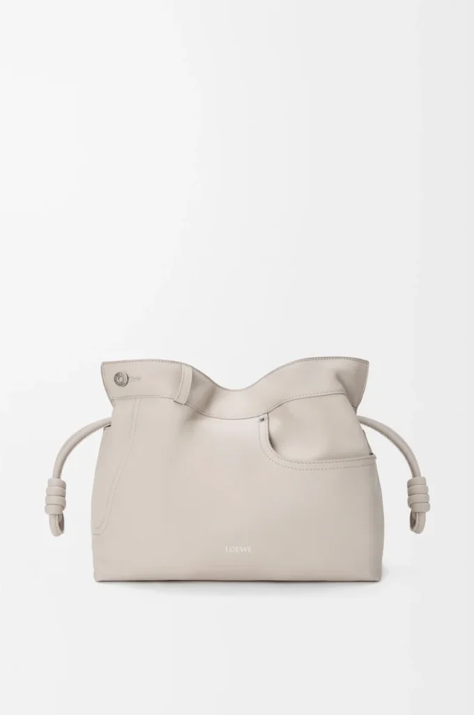 Panta moyen Pochette Flamenco en cuir de veau brillant Light Ghost
