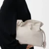 Panta moyen Pochette Flamenco en cuir de veau brillant Light Ghost