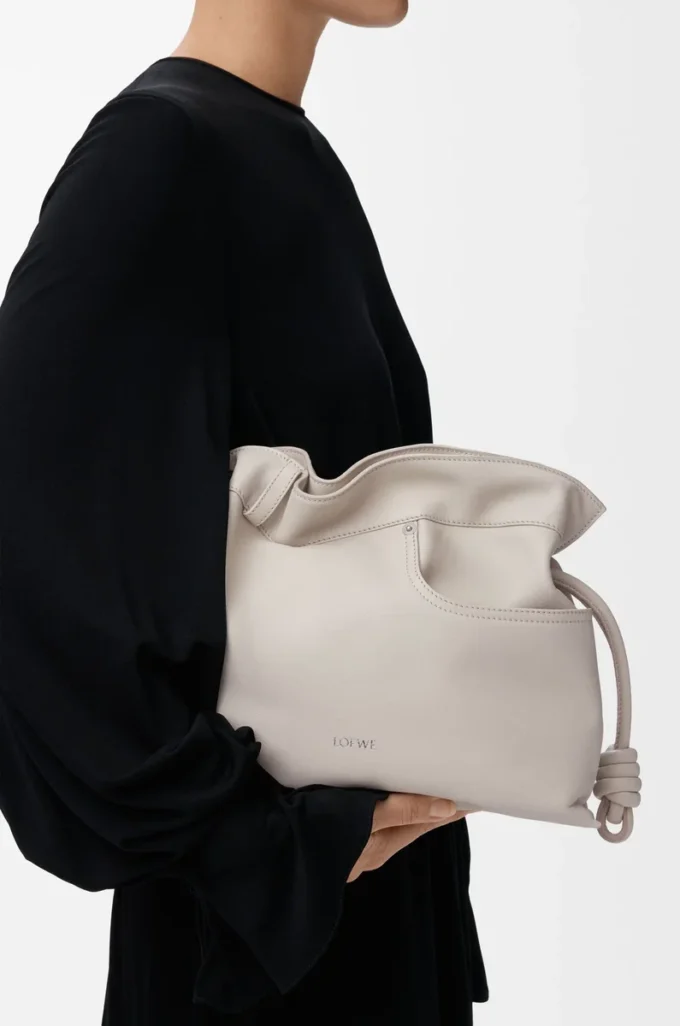 Panta moyen Pochette Flamenco en cuir de veau brillant Light Ghost