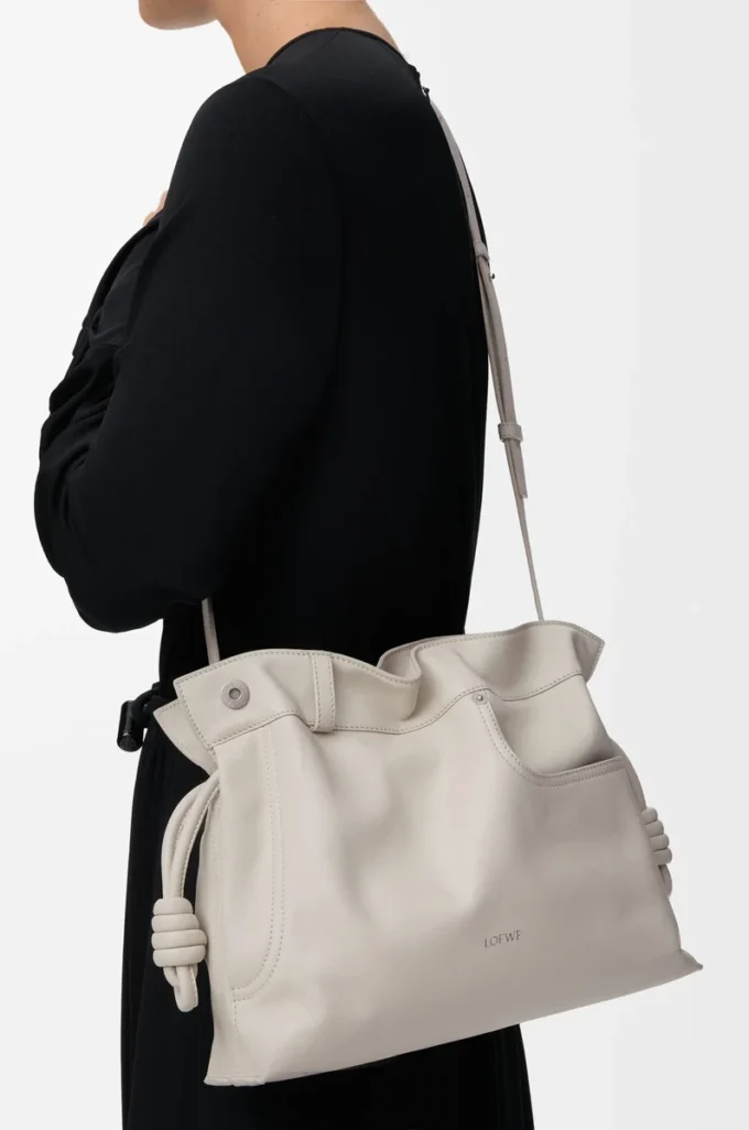 Panta moyen Pochette Flamenco en cuir de veau brillant Light Ghost