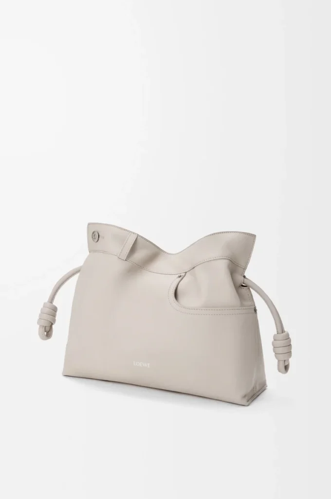 Panta moyen Pochette Flamenco en cuir de veau brillant Light Ghost