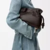 Panta pochette Flamenco moyenne en cuir de veau brillant Vintage Brown