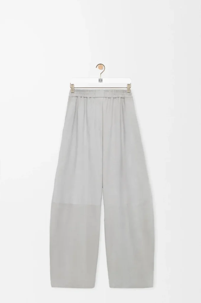 Pantalon bouffant en cuir de chèvre suédé gris clair
