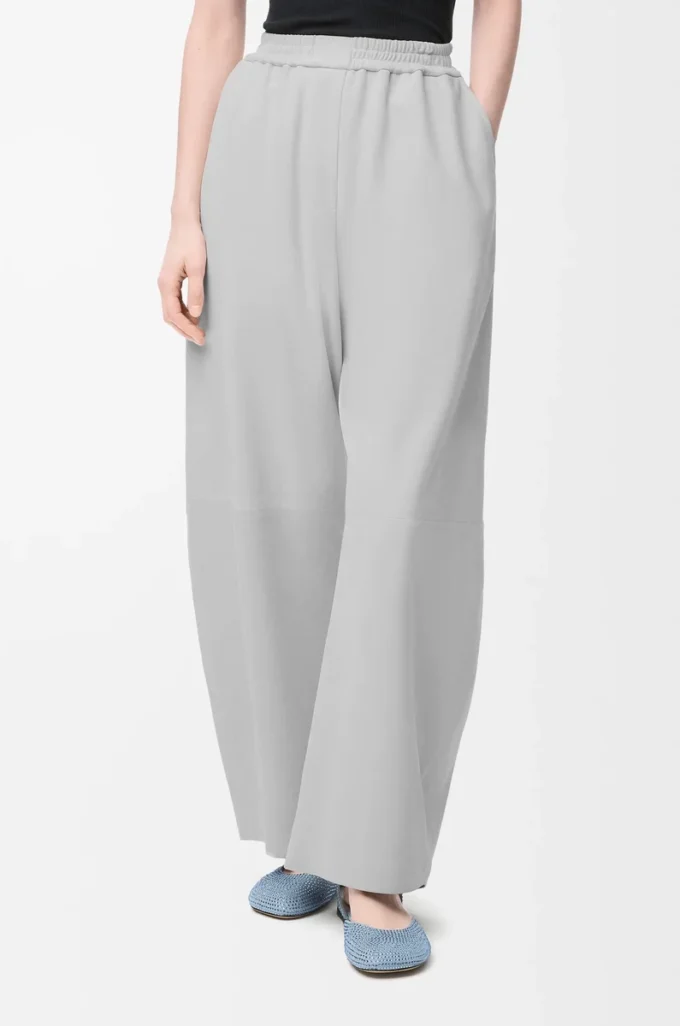 Pantalon bouffant en cuir de chèvre suédé gris clair