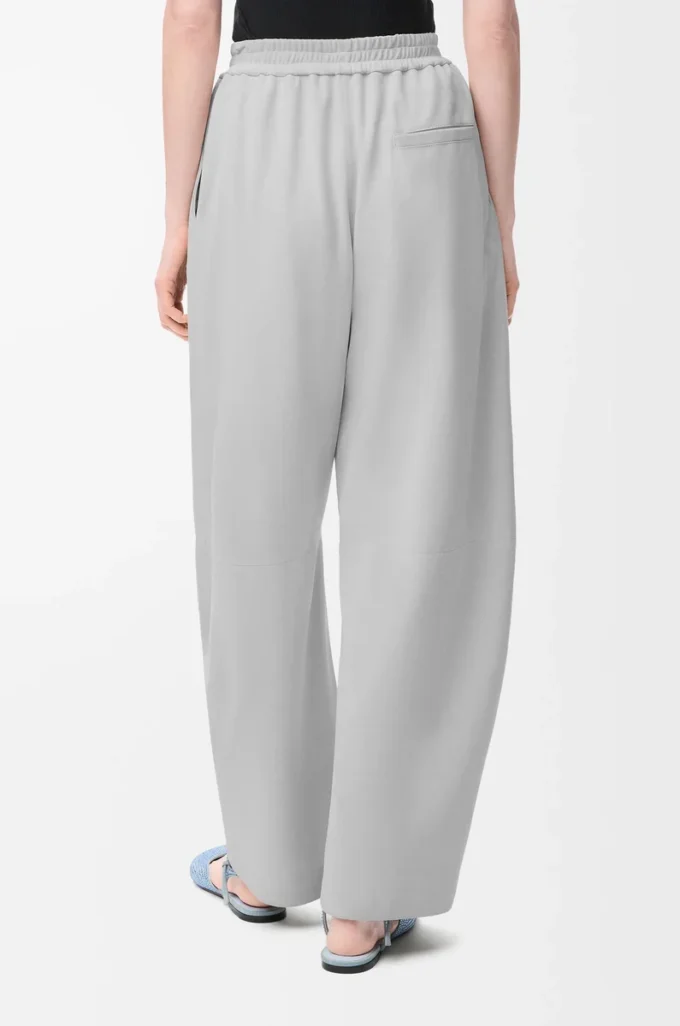 Pantalon bouffant en cuir de chèvre suédé gris clair