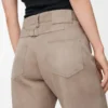 Pantalon en cuir de chèvre suédé beige foncé
