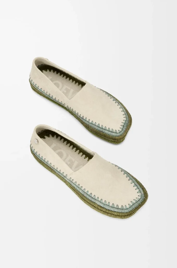 Pantoufles Rio en daim et raphia gris clair