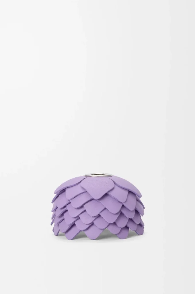 Petit charm fleur en cuir de veau mauve