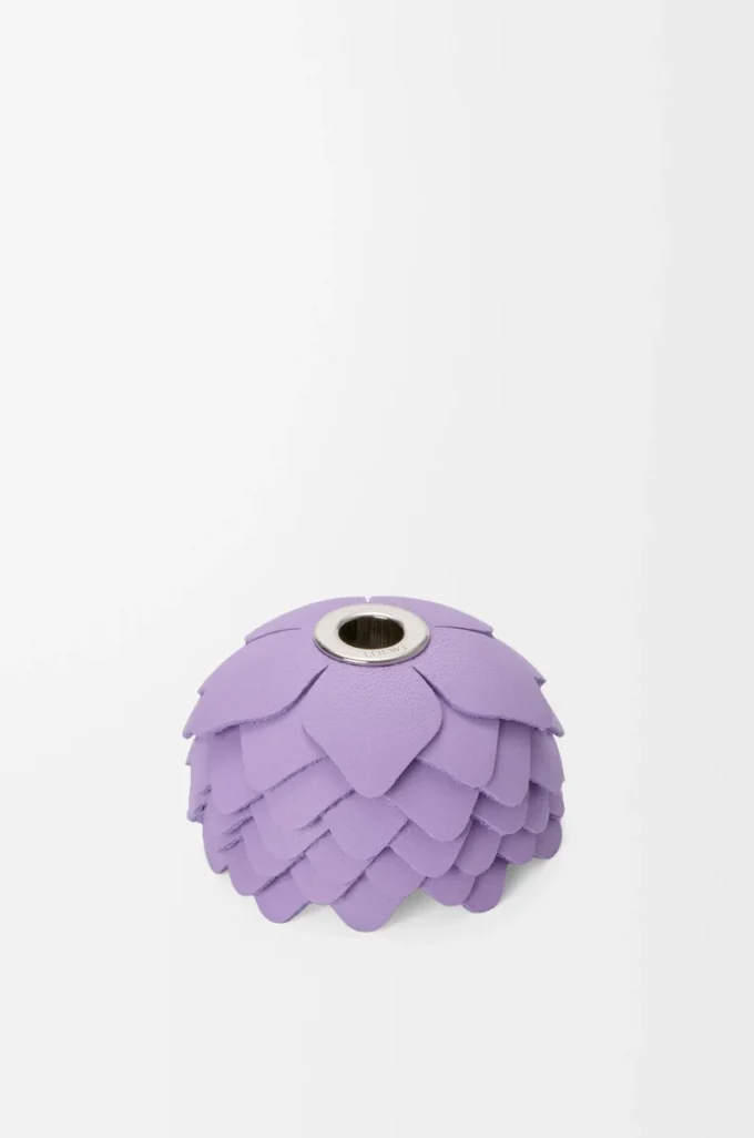 Petit charm fleur en cuir de veau mauve