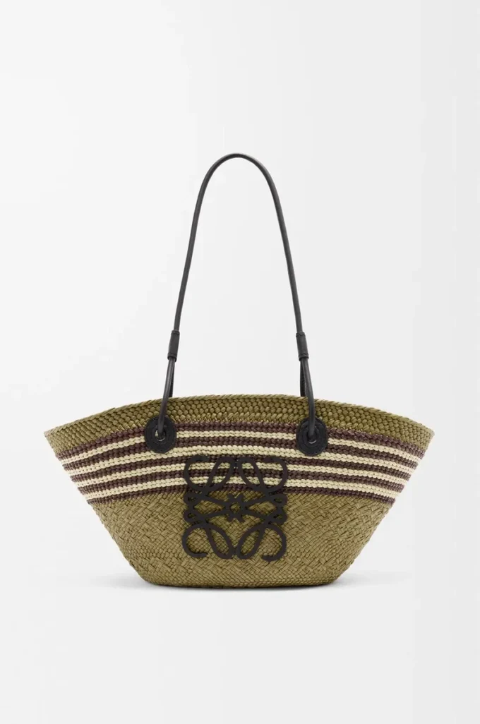 Petit panier Anagram en palmier iraca et cuir de veau Kaki foncé/Noir Petit panier Anagram en palmier iraca et cuir de veau Kaki foncé/Noir