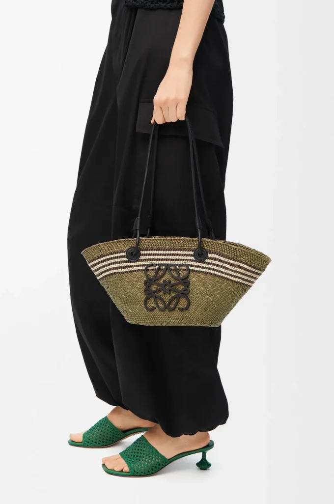 Petit panier Anagram en palmier iraca et cuir de veau Kaki foncé/Noir Petit panier Anagram en palmier iraca et cuir de veau Kaki foncé/Noir