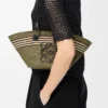 Petit panier Anagram en palmier iraca et cuir de veau Kaki foncé/Noir Petit panier Anagram en palmier iraca et cuir de veau Kaki foncé/Noir