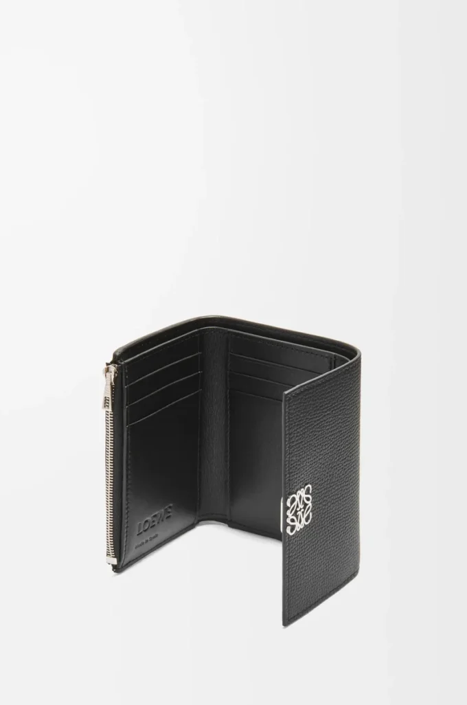 Petit portefeuille vertical Anagram en cuir de veau grainé Black Petit portefeuille vertical Anagram en cuir de veau grainé Black