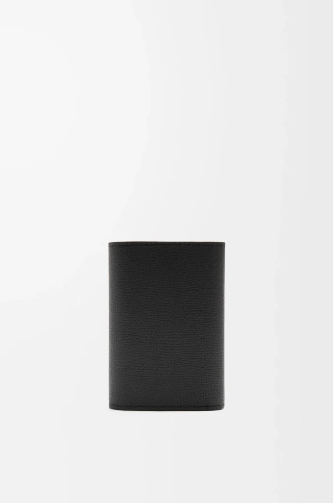 Petit portefeuille vertical Anagram en cuir de veau grainé Black Petit portefeuille vertical Anagram en cuir de veau grainé Black