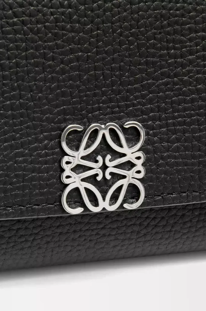 Petit portefeuille vertical Anagram en cuir de veau grainé Black Petit portefeuille vertical Anagram en cuir de veau grainé Black