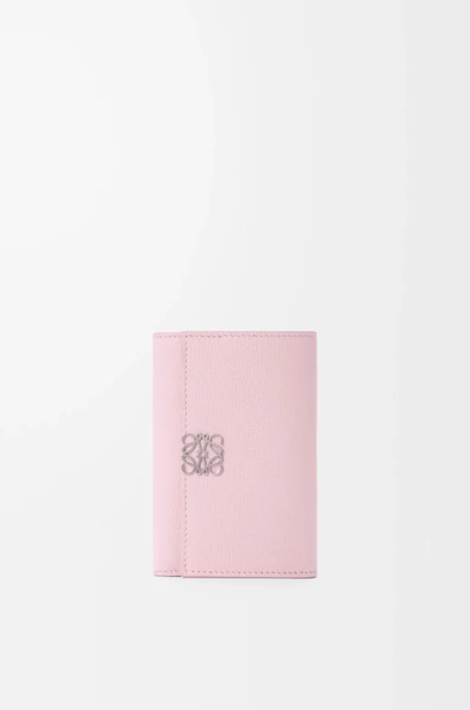 Petit portefeuille vertical Anagram en cuir de veau grainé Blossom Petit portefeuille vertical Anagram en cuir de veau grainé Blossom