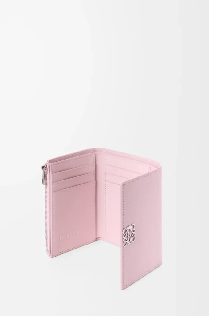 Petit portefeuille vertical Anagram en cuir de veau grainé Blossom Petit portefeuille vertical Anagram en cuir de veau grainé Blossom