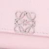 Petit portefeuille vertical Anagram en cuir de veau grainé Blossom Petit portefeuille vertical Anagram en cuir de veau grainé Blossom