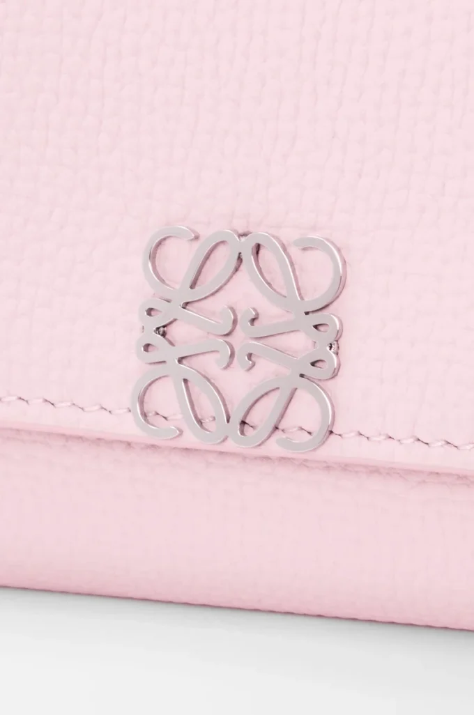 Petit portefeuille vertical Anagram en cuir de veau grainé Blossom Petit portefeuille vertical Anagram en cuir de veau grainé Blossom