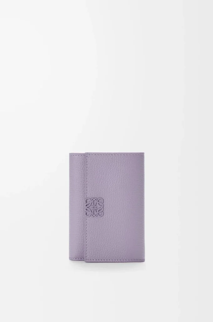 Petit portefeuille vertical Anagram en cuir de veau grainé Dirty Mauve Petit portefeuille vertical Anagram en cuir de veau grainé Dirty Mauve