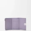 Petit portefeuille vertical Anagram en cuir de veau grainé Dirty Mauve Petit portefeuille vertical Anagram en cuir de veau grainé Dirty Mauve