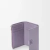 Petit portefeuille vertical Anagram en cuir de veau grainé Dirty Mauve Petit portefeuille vertical Anagram en cuir de veau grainé Dirty Mauve