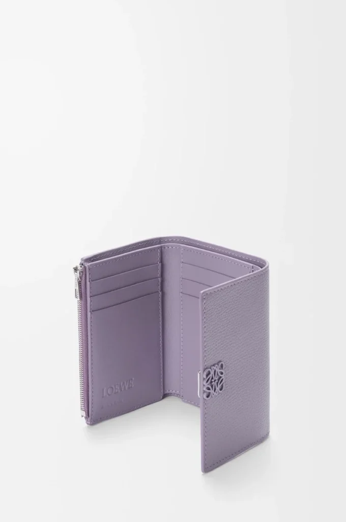 Petit portefeuille vertical Anagram en cuir de veau grainé Dirty Mauve Petit portefeuille vertical Anagram en cuir de veau grainé Dirty Mauve