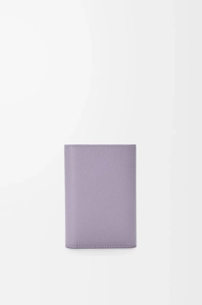 Petit portefeuille vertical Anagram en cuir de veau grainé Dirty Mauve Petit portefeuille vertical Anagram en cuir de veau grainé Dirty Mauve