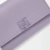 Petit portefeuille vertical Anagram en cuir de veau grainé Dirty Mauve Petit portefeuille vertical Anagram en cuir de veau grainé Dirty Mauve