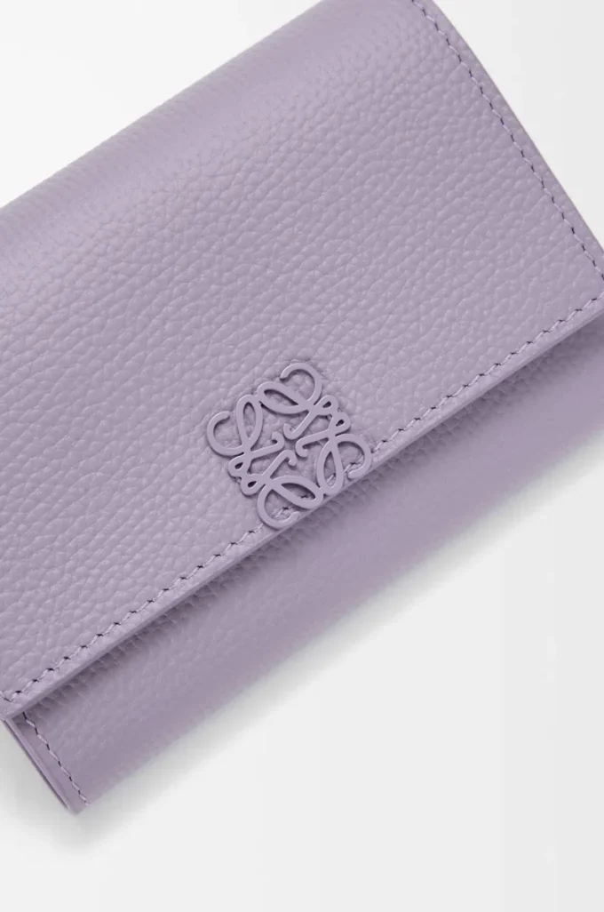 Petit portefeuille vertical Anagram en cuir de veau grainé Dirty Mauve Petit portefeuille vertical Anagram en cuir de veau grainé Dirty Mauve