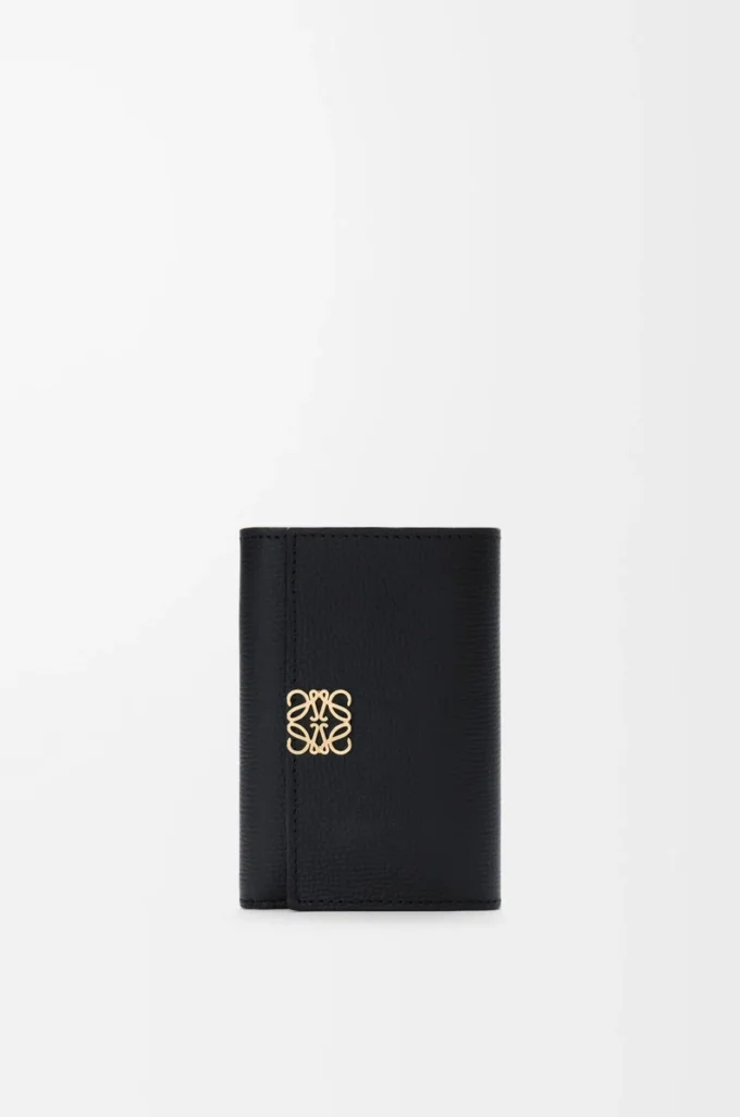 Petit portefeuille vertical Anagram en cuir de veau grainé galet Noir/Or Petit portefeuille vertical Anagram en cuir de veau grainé galet Noir/Or